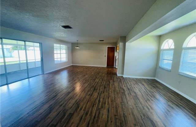 544 SE Chapman Avenue Gallery 2