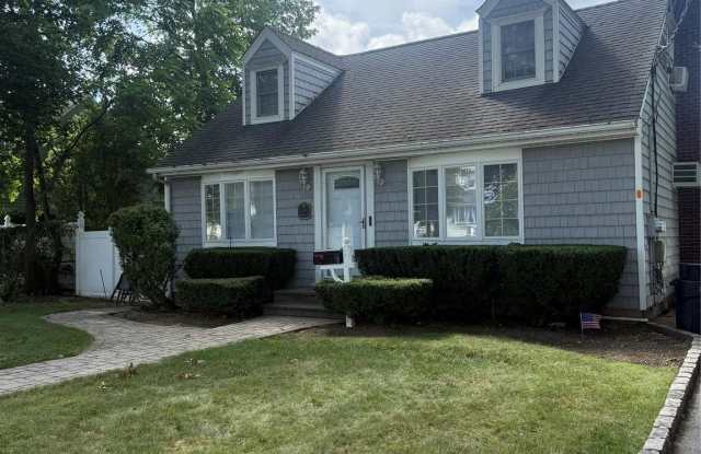 35 Midwood Avenue - 35 Midwood Avenue, South Farmingdale, NY 11735