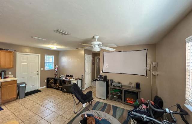 1014 SW 1st Ave Unit B - 1014 Southwest 1st Avenue, Gainesville, FL 32601