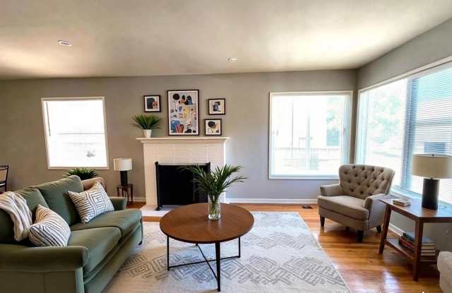 three bedroom home in Burlingame Gallery 4
