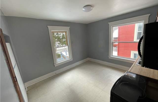 2 Bdrm 2nd Floor Apartment Gallery 4