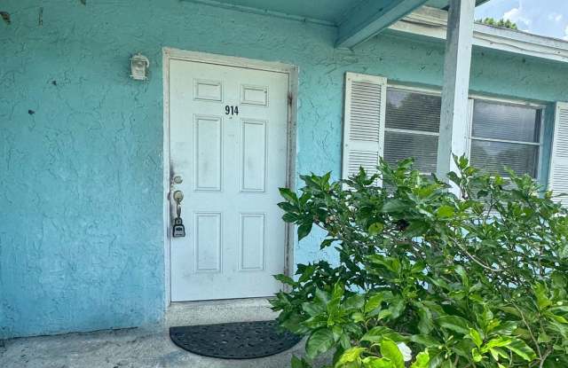 BRAND NEW FLOORING with NEW RENOVATIONS ** ANNUAL UNFURNISHED ** SUNRISE VILLAS ** PET FRIENDLY ** CLOSE TO I-75 ** photos photos