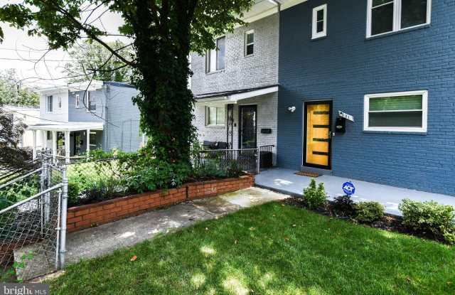 531 HILLTOP Terrace SE Gallery 2