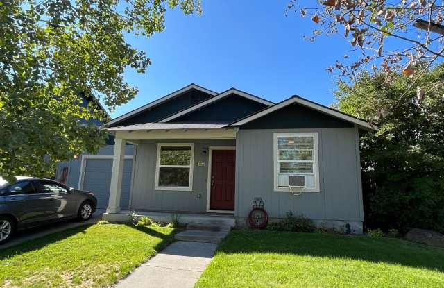 Cozy 3 Bed/2 Bath Home in NE Bend - Kristin Court Gallery 1