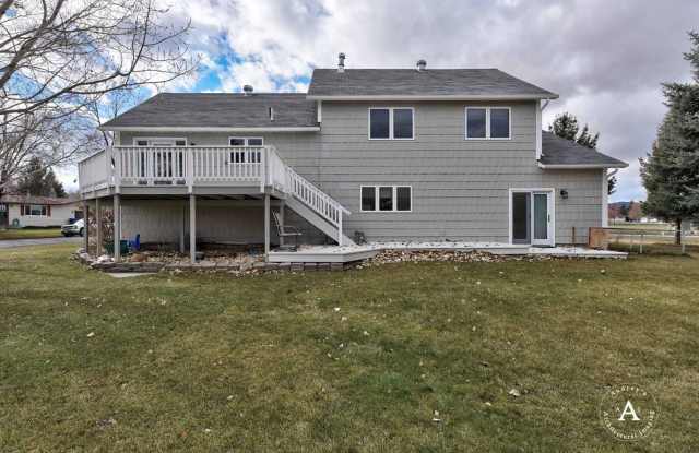 Pet Friendly 5 Bed, 3 Bath, Single Family Home W/ Attached Two Car Garage, Big Yard on corner lot in Great Subdivision! Gallery 3
