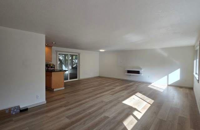 3 Bed, 2 Bath Castle Hill Home For Rent in Port Townsend! (Newly Remodeled) Gallery 4