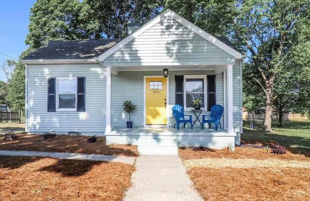 Charming cottage 3 bedroom 1.5 bath in Greensboro. Short walk to Revolution Cone Mill complex and close to Downtown. - 1411 Bogart Street, Greensboro, NC 27405