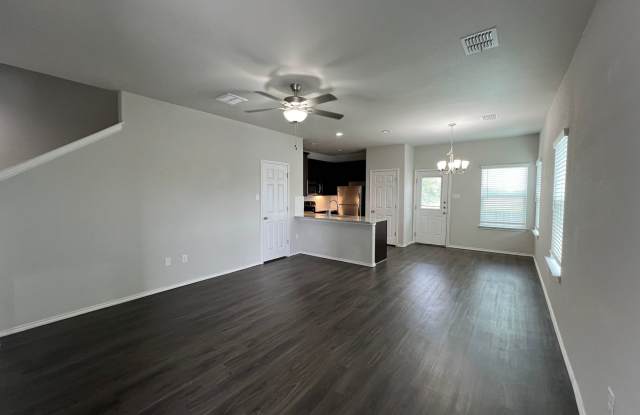 2-Story Luxury duplex in Seguin Gallery 4