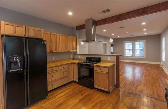 Gorgeous Hyde Park 7 bed House featuring flexible, updated floor plan. Gallery 3