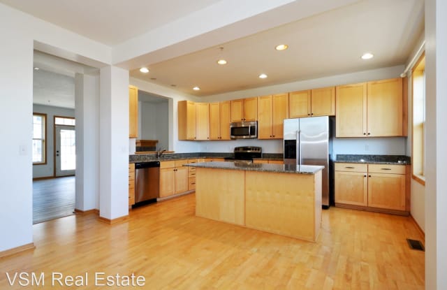 1683 Village Trl E #5 - 1683 Village Tr, Maplewood, MN 55109