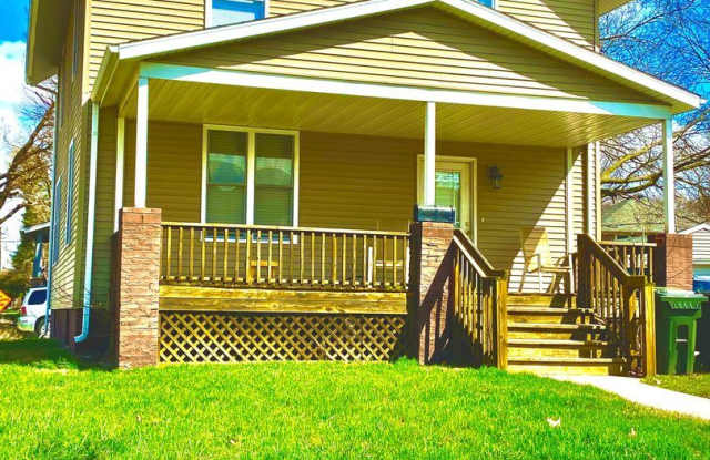 814 W Stoughton - 814 West Stoughton Street, Urbana, IL 61801