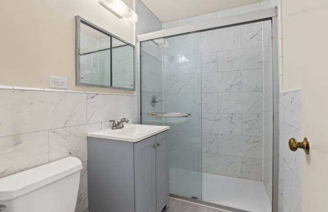 BRIGHT! 2BR/2BA! ON-SITE LAUNDRY! Parking! STUNNING Roof Deck! Elevator! Gallery 3