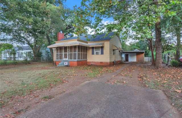 Cozy 2 Bed, 1 Bath Single Family Home in Montgomery, AL - $950/mo - 2614 Skyline Avenue, Montgomery, AL 36107