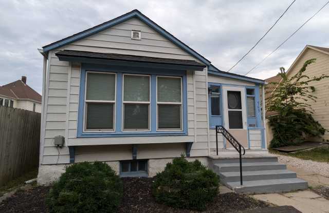 2-bedroom home close to shopping and transit - 765 Avenue D, Council Bluffs, IA 51503