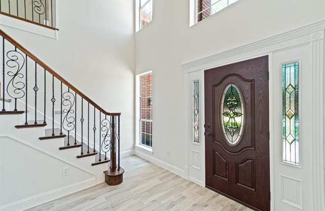 128 Hollywood Drive Gallery 2