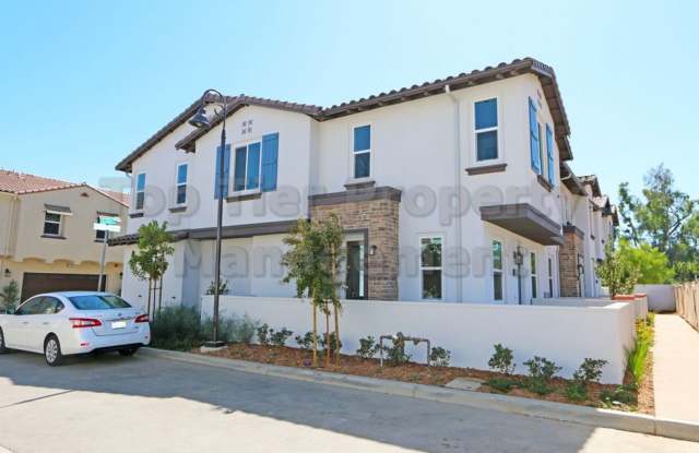 ***Charming 3 bed / 2.5 bath Townhome in Oceanside's San Luis Rey Community - Available 11/08*** - 4113 Calle Arbol, Oceanside, CA 92057