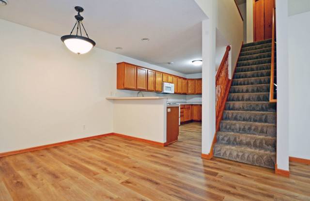 Stunning 2 Bed, 1.5 Bath Townhouse in Lakeville Gallery 4