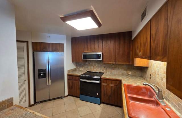 Rarely available 1-bedroom, 1-bathroom luxury apartment in the Punahou Cliffs Condominium. Gallery 3
