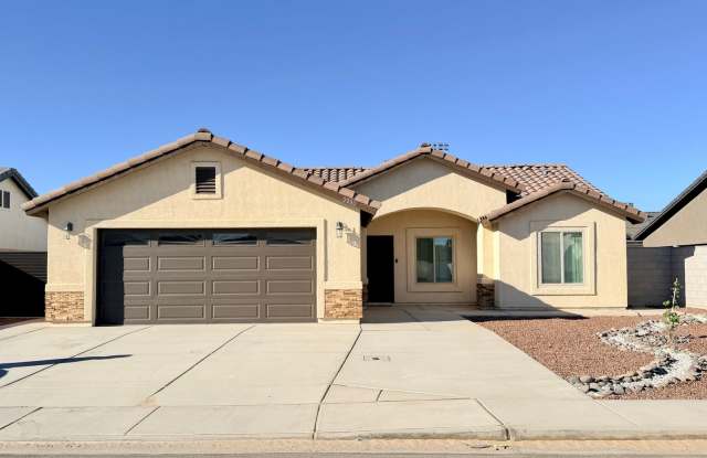 3 Bedroom Split Floor Plan with 2 bathrooms en San Luis AZ. Lista para rentar. Gallery 1