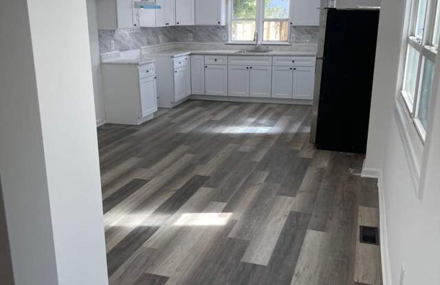 5 beds 1.5 bath amazing looking - 129 East Federal Street, Burlington, NJ 08016
