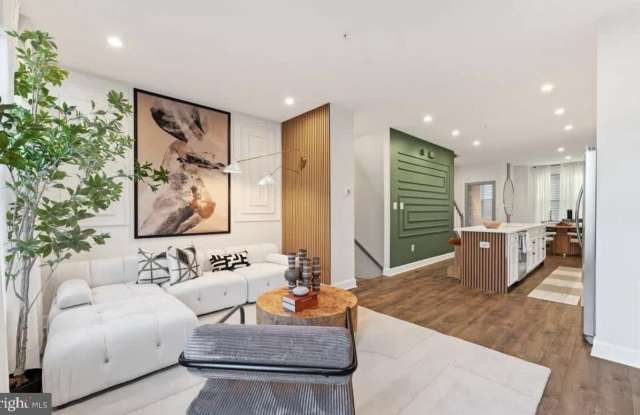 101 CAPITAL Court Gallery 3