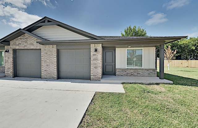 2 Bed 2 Bath with a 1 Car Garage Duplex with upgrades close to Broadway Extension, a short distance from Edmond and easy access to downtown OKC photos photos