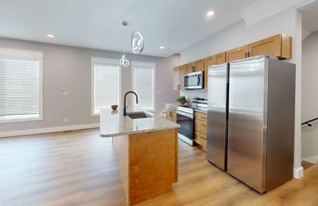 5BR/5BA Fort Sanders Townhome | Corner of Forest  20th | Balcony + Walk to UTK photos photos