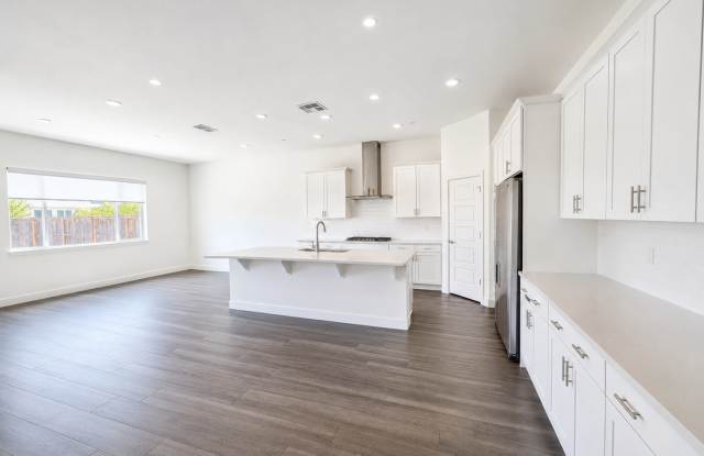 Beautiful 3-Bedroom Home with Open Floor Plan & Community Pool Gallery 4