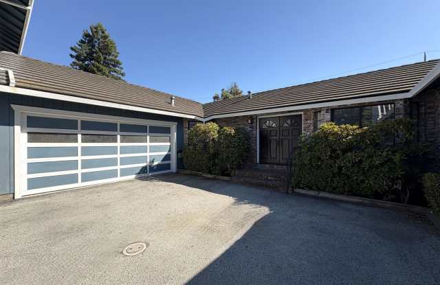 Spacious 3BD/2BA Redwood City Home | Two Living Rooms, Beautiful Yard, Prime Location Gallery 3