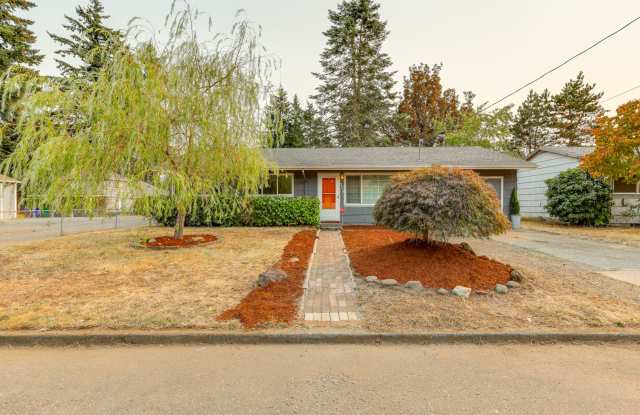 Cute 3 bedroom with spacious backyard - 12648 Southeast Mill Court, Portland, OR 97233