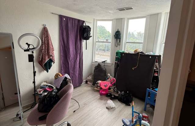 3bed with living room  in Allston. Gallery 4