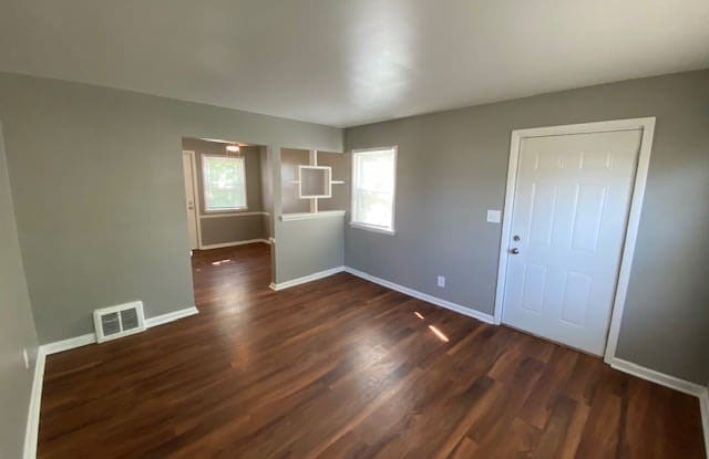136 North Everett Avenue Gallery 4