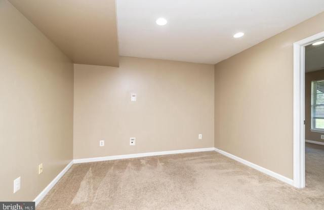 607 VILLAGE Court Gallery 3