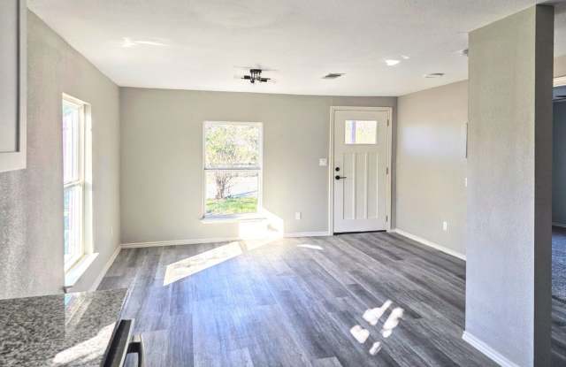 Beautifully Remodeled 3/1.5 Home in Historic Denver Heights with Modern Upgrades and a Park‑Like Backyard. Gallery 4