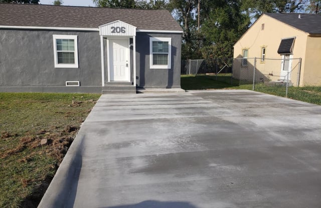 2 bed, 1 bath Orange , Tx - 206 West Dewey Avenue, Orange, TX 77630