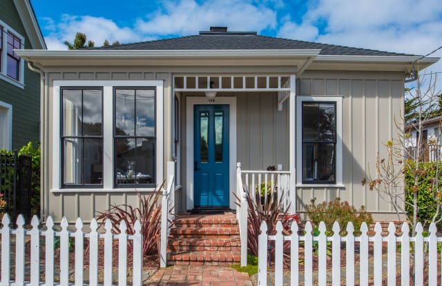 3746 The Guest House - 128 4th Street, Pacific Grove, CA 93950