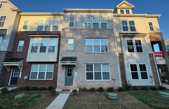 Modern 4 Bed 3.5 Bath Interior Townhome In Manassas City - 10162 Queens Way, Manassas, VA 20110