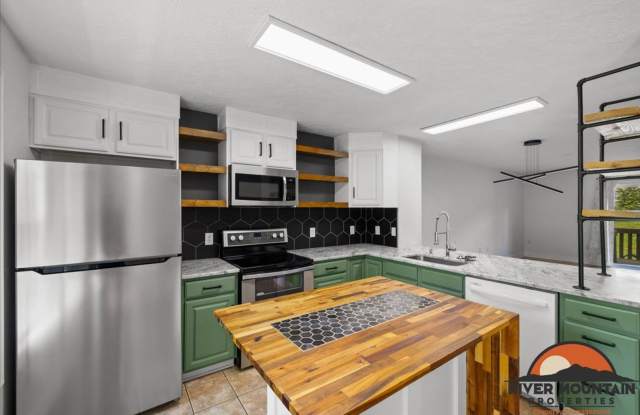 Modern Townhome in Oak Tree Community Gallery 3