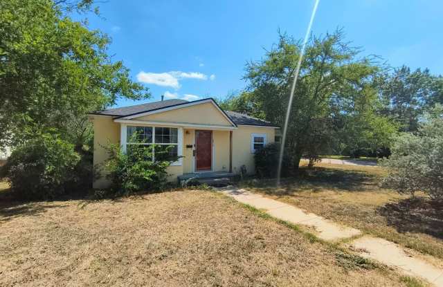 Cute and SPACIOUS 3 bedroom, 2 bath home with fenced in backyard AVAILABLE NOW! photos photos