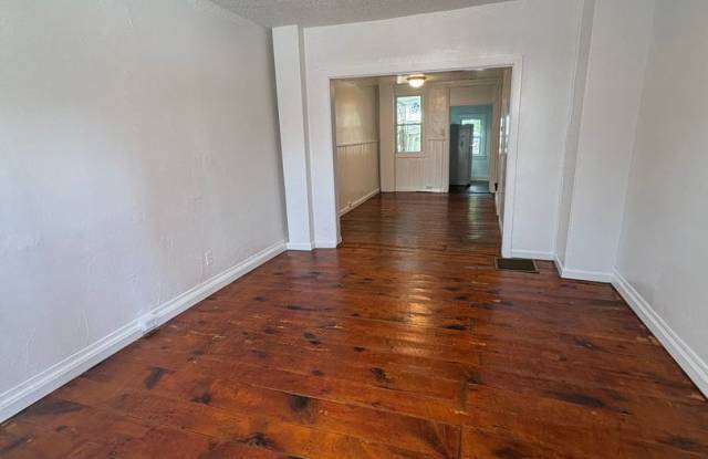 2 Bedroom House, Yard, Off-Street Parking-York City SD Gallery 3