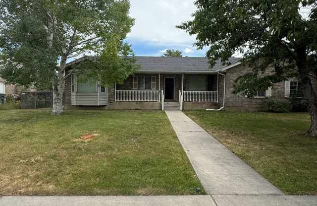 Dual-Living 6-Bed Rambler | 2 Kitchens & 2 Laundry Rooms! Gallery 1