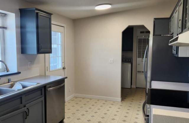 3 Bedroom, 2 Bathroom House on active Farm Gallery 4