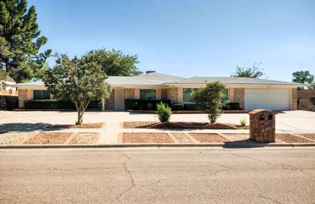 Spacious Golf Course Adjacent Single Level Horizon Home With Refrigerated Air Located In Quiet Neighborhood Gallery 1