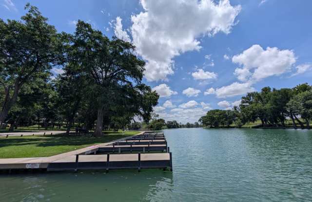 *2 weeks free rent* 3/3/2 in Rivertree / River Access/ Wood Burning Fire Place / Covered Back Patio / Tons of Community Amenities / CISD Gallery 3