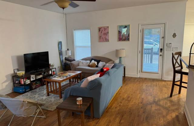 4 Bedroom Downtown Beauty! Gallery 4
