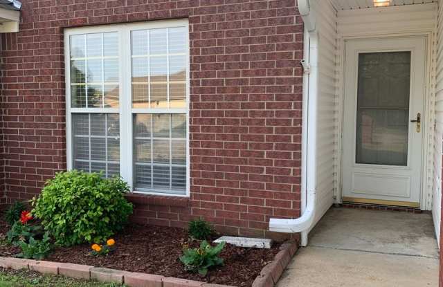 3 Bed 2 Bath/2 Car Garage and Fenced in Yard! Gallery 3