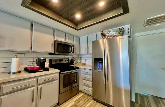 AVAILABLE NOW! 1 Bedroom 1 Bathroom UPPER-LEVEL Condo in Gated Community of Candlewood Villas Gallery 4