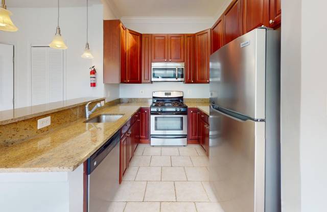 Top Floor! Beautiful One Bedroom W/Renovated Kitchen & Washer/Dryer In Unit! Gallery 4