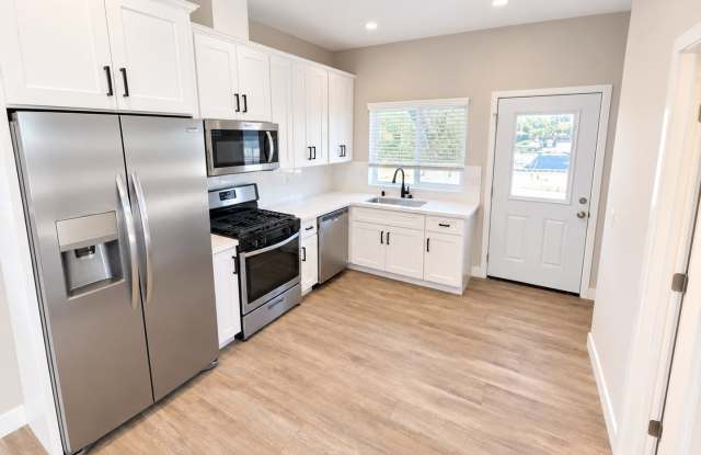 4BD/2BA with designated yard space! Gallery 2