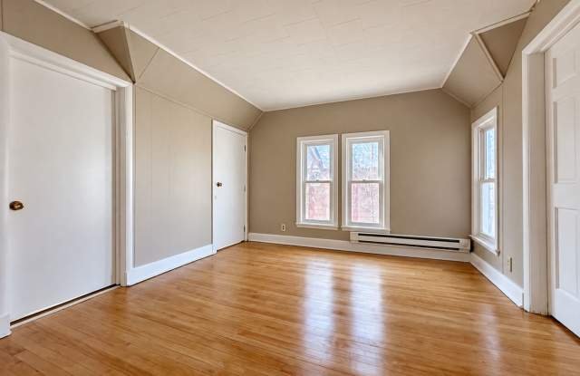 Impressive 5-bedroom 2-bathroom Home in St. Paul! Gallery 3